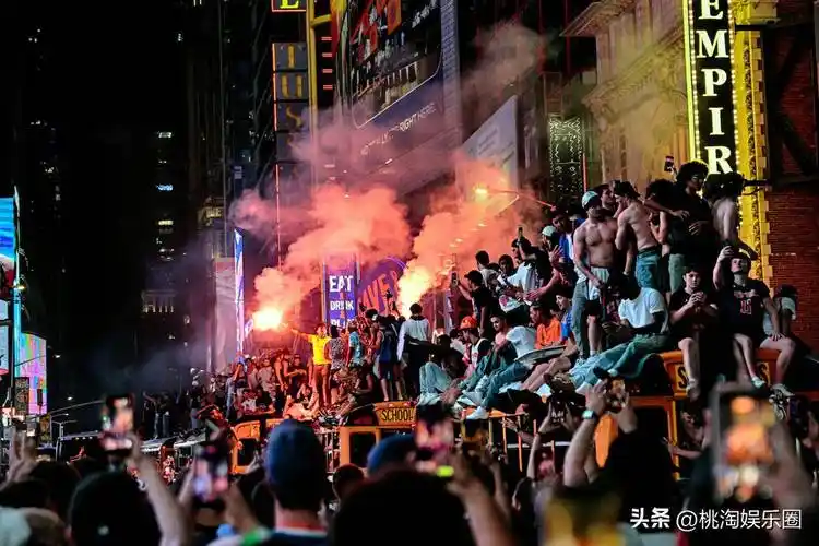 纽约双线体育狂欢！世界杯热潮未散，尼克斯数万人游行再掀全城狂欢