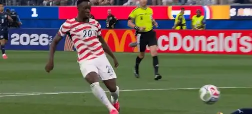美国女足2-0澳大利亚，乌龙送礼弗里曼破门，中国玫瑰需警惕